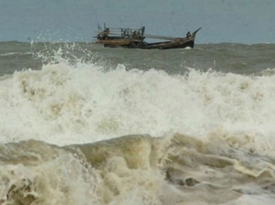 Trawler drowns, 14 fishermen stuck 